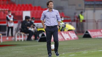 Rubi, entrenador del Almería, durante un partido contra la Real Sociedad B en LaLiga Smartbank.