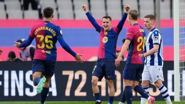 El centrocampista del FC Barcelona Marc Casadó (c) celebra con sus compañeros tras marcar el 2-0 durante el partido de LaLiga EA Sports entre FC Barcelona y Real Sociedad.