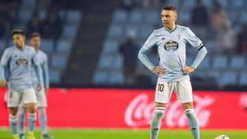 Iago Aspas, con los brazos en jarra, espera para sacar de centro en un partido en Balaídos.