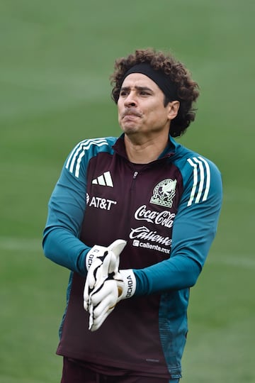 MEX1419. CIUDAD DE MÉXICO (MÉXICO), 08/10/2024.- Guillermo Ochoa de la selección mexicana de fútbol, participa en un entrenamiento previo al amistoso contra Valencia en el Centro de Alto Rendimiento este martes, en Ciudad de México (México). EFE/Sáshenka Gutiérrez
