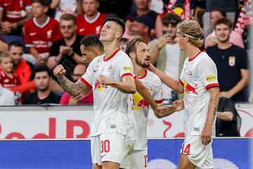 Sesko celebra el tanto marcado al Liverpool aceleró la batalla por su fichaje.