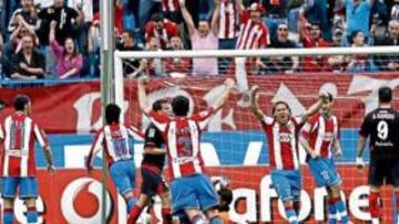 <b>SEIS GRITOS DE GOL.</b> El Calderón no se esperaba un festival de goles a favor y en contra. Los futbolistas rojiblancos celebraron por todo lo alto los seis tantos conseguidos.