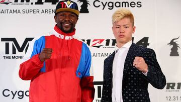 This handout photograph taken by Rizin Fighting Federation on November 5, 2018 shows US boxer Floyd Mayweather Jr. (L) posing with his opponent, Japanese kickboxer Tenshin Nasukawa (R) during a press conference to announce their fight. - Boxing superstar