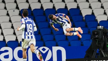 Astiazarán celebra con una voltereta su gol al Huesca.