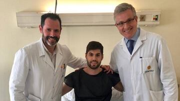Santiago Yusta junto a los doctores Leyes y Flores en Clínica CEMTRO.