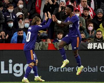 Modric y Vinicius celebrando el tercer gol del Real Madrid 