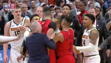 El empujón que acabó en pelea entre Kanter y Torrey Craig