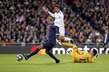 2-1. Thibaut Courtois y Rapahel Varane en la jugada del primer gol de Kylian Mbappé.