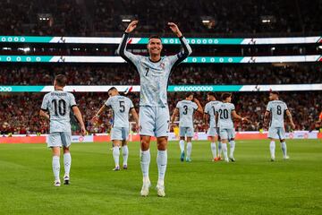 2-0. El delantero portugués celebra el gol que marca en el minuto 34 .