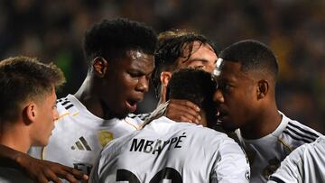 Real Madrid y Villarreal se enfrentan desde el Santiago Bernabéu en la parte alta de LaLiga EA Sports, buscando remontar o empatar al Barcelona respectivamente.