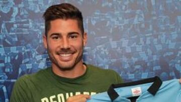 <b>CITIZEN. </b>Javi García posó anoche con su nueva camiseta tras firmar por el Manchester City.