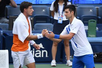 Novak Djokovic saluda a Pablo Carreño tras ser descalificado del US Open.