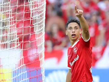 Martín Sarrafiore celebrando un gol en Internacional de Porto Alegre.