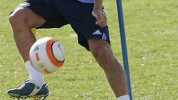 <B>FICHAJES.</B> Salgado dice que no tiene los suficientes elementos de juicio para valorar a los fichajes del Madrid.