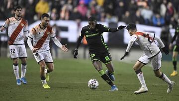 Emerson, ante varios adversarios.