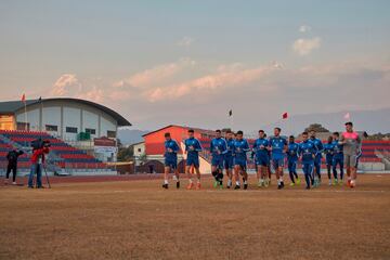 Los jugadores entrenan en Pokhara, escenario del primer amistoso.