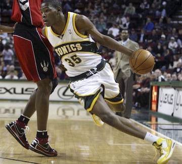 Kevin Durant fue Rookie del A?o con la camiseta de los Supersonics, que despu¨¦s se trasladaron a Oklahoma City, donde KD lleva ya otras ocho temporadas.