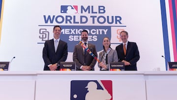 Chris Marinak, jefe de operaciones de la MLB; Erik Greupner, presidente de los Padres; Larry Baer, presidente de los Giants y Claudia Sheinbaum, Jefa de Gobierno de la Ciudad de México.