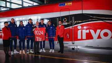 Los jugadores del Atlético posan con el tren de iryo que les llevó a Sevilla.