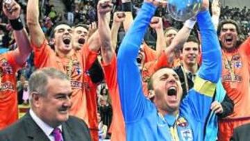 <b>REPITE. </b>Barrufet levanta su enésimo título con el Barcelona.