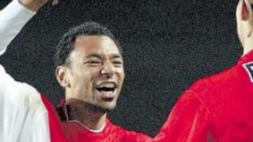 <b>TRABAJADOR</b>. Cissé felicita a Prso por uno de los goles que consiguieron en Champions ante el Depor.