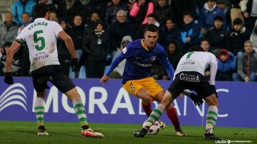 Karrikaburu, del Andorra, con Germán y Sangalli, del Racing.