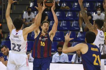 Pau Gasol, defendido por Llull y Poirier.