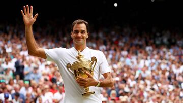 LONDON, ENGLAND - JULY 16: Roger Federer of Switzerland celebrates victory with the trophy after the Gentlemen's Singles final against Marin Cilic of Croatia on day thirteen of the Wimbledon Lawn Tennis Championships at the All England Lawn Tennis and Croquet Club at Wimbledon on July 16, 2017 in London, England. (Photo by Clive Brunskill/Getty Images)