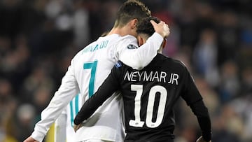 Cristiano y Neymar se abrazan durante la ida de los octavos de final de la Champions.