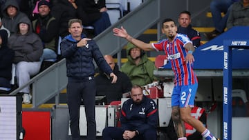 Soccer Football - Premier League - Crystal Palace v Sunderland - Selhurst Park, London, Britain - September 13, 2025 Crystal Palace's Daniel Munoz reacts as manager Oliver Glasner looks on REUTERS/Ian Walton EDITORIAL USE ONLY. NO USE WITH UNAUTHORIZED AUDIO, VIDEO, DATA, FIXTURE LISTS, CLUB/LEAGUE LOGOS OR 'LIVE' SERVICES. ONLINE IN-MATCH USE LIMITED TO 120 IMAGES, NO VIDEO EMULATION. NO USE IN BETTING, GAMES OR SINGLE CLUB/LEAGUE/PLAYER PUBLICATIONS. PLEASE CONTACT YOUR ACCOUNT REPRESENTATIVE FOR FURTHER DETAILS..