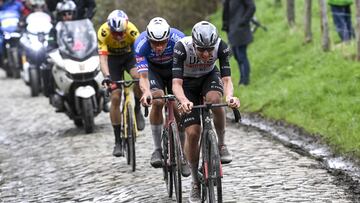 Slovenian Tadej Pogacar of UAE Team Emirates (R), Dutch Mathieu van der Poel of Team Alpecin-Deceuninck (C) and Belgian Wout van Aert of Team Jumbo-Visma (L) compete in the Men's WorldTour "E3 Saxo Bank Classic", one day cycling race, 204,1 km from and to Harelbeke, in Harelbeke, on March 24, 2023. (Photo by Tim De WAELE / various sources / AFP) / Belgium OUT