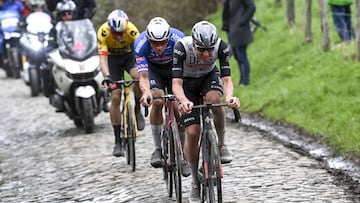 Tadej Pogacar, Mathieu van der Poel y Wout van Aert ruedan sobre un tramo de adoquines en la E3 Saxo Classic 2023.