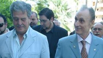 El presidente del Betis, Pepe León, rompió hoy el silencio que han mantenido todos los dirigentes del club que encabeza Manuel Ruiz de Lopera, desde que se produjera el pasado domingo el descenso del equipo a la Segunda División, pidiendo perdón a la afición por tal fracaso.