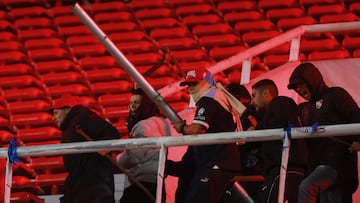 Futbol, Independiente vs Universidad de Chile.
Octavos de final, Copa Sudamericana 2025.
Hinchas de Independiente pelean contra hinchas de Universidad de Chile durante el partido de vuelta de los octavos de final de la Copa Sudamericana disputado en el estadio Libertadores de America de Buenos Aires, Argentina.
20/08/2025
Fotobaires/Photosport
Football, Independiente vs Universidad de Chile.
Round of 16, 2025 Copa Sudamericana Championship.
Independiente fans are pictured during a round of 16, second leg match of the Copa Sudamericana Championship against Universidad de Chile at the Libertadores de America stadium in Buenos Aires, Argentina.
20/08/2025
Fotobaires/Photosport