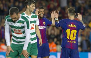 4-1. Messi celebró el cuarto gol con Paulinho.