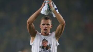 El ruso Tarasov muestra una camiseta con la imagen de Putin