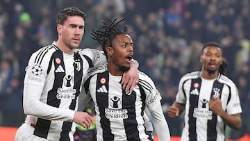 Turin (Italy), 11/02/2025.- Juventus' Samuel Mbangula (C) celebrates with his teammates scoring the 2-1 goal during the UEFA Champions League play-offs first leg soccer match between Juventus FC and PSV Eindhoven, in Turin, Italy, 11 February 2025. (Liga de Campeones, Italia) EFE/EPA/ALESSANDRO DI MARCO