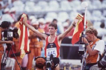 Consiguió la medalla de oro en Atletismo en los 20 kilómetros marcha.