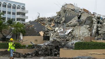 Los trabajadores se abren paso entre los escombros del condominio Champlain Towers South en Surfside, Florida, el martes 6 de julio de 2021. 