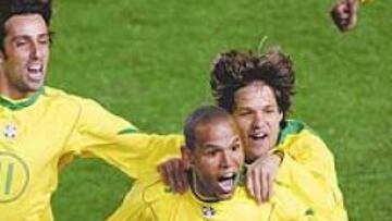 <b>EL OLFATO DE LUIS FABIANO. </b>El delantero del Cruzeiro es la principal apuesta ofensiva de la modesta selección canarinha que ha acudido a Perú.