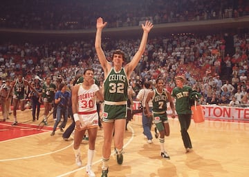 Kevin Edward McHale jugó 13 temporadas en la NBA todas ellas en los Boston Celtics. Junto a  Larry Bird y Robert Parish formo una de los mejores trios de la historia de la NBA. Con ellos consiguió llegar a 5 finales de campeonato, consiguiendo 3 anillos. 7 veces Elegido para el All-Star de la NBA, 1 vez Mejor Equipo de la NBA (1987), 3 veces Mejor Equipo Defensivo de la NBA (1986, 1987, 1988)...