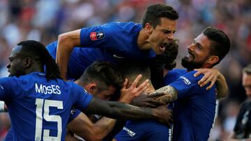 Soccer Football - FA Cup Final - Chelsea vs Manchester United - Wembley Stadium, London, Britain - May 19, 2018 Chelsea's Eden Hazard celebrates scoring their first goal with teammates REUTERS/Andrew Yates