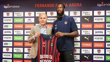 Donta Hall con el director deportivo.