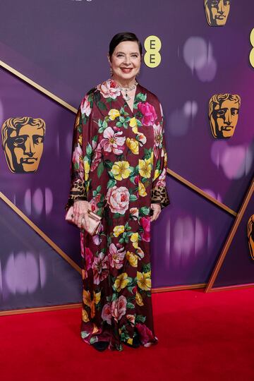 Isabella Rossellini posa en la alfombra roja de los premios BAFTA 2025 celebrados en el Royal Festival Hall del Southbank Centre de Londres.