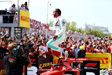 Lewis Hamilton celebrando su victoria