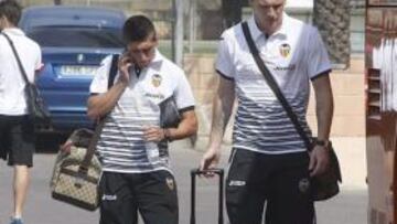 <b>SALIDA. </b>Mathieu y Pablo, con el bus que les llevó a aeropuerto.