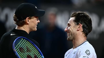 Italy's Jannik Sinner (l) celebrates at the end of his men's singles quarter-final match against Norway's Casper Ruud (r) for the ATP Rome Open tennis tournament at Foro Italico in Rome on May 15, 2025. (Photo by Filippo MONTEFORTE / AFP)