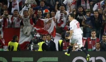 Tanda de penaltis. 4-2. Gameiro celebra el cuarto penalti que da la victoria al conjunto sevillista.