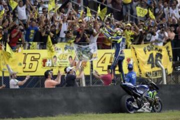 Valentino Rossi celebra con sus seguidores su segundo puesto.