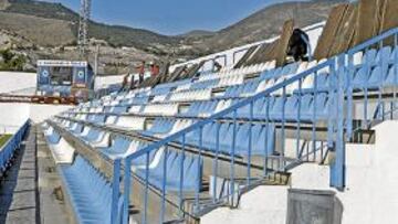 <b>PONIÉNDOSE GUAPO. </b>Los operarios daban ayer los últimos retoques al Escribano Castillo. Un estadio con unas instalaciones muy diferentes a las que el Atlético suele visitar y que hoy vivirá un día especial.